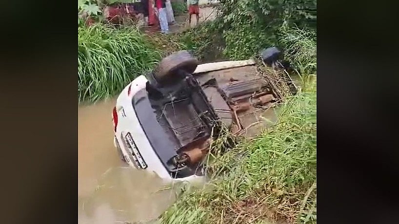 തൃശൂരില്‍ കാര്‍ നിയന്ത്രണം വിട്ട് തോട്ടിലേക്ക് മറിഞ്ഞു; യാത്രക്കാരന്‍ മരിച്ചു- വീഡിയോ 